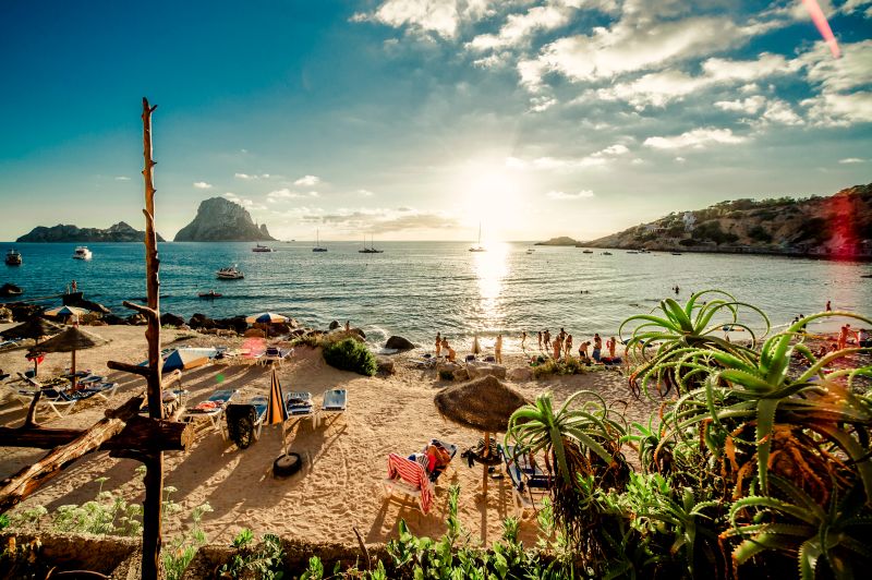 Party ostrov Ibiza na začátku sezóny. Květnové letenky od 901 Kč s odletem z Vídně