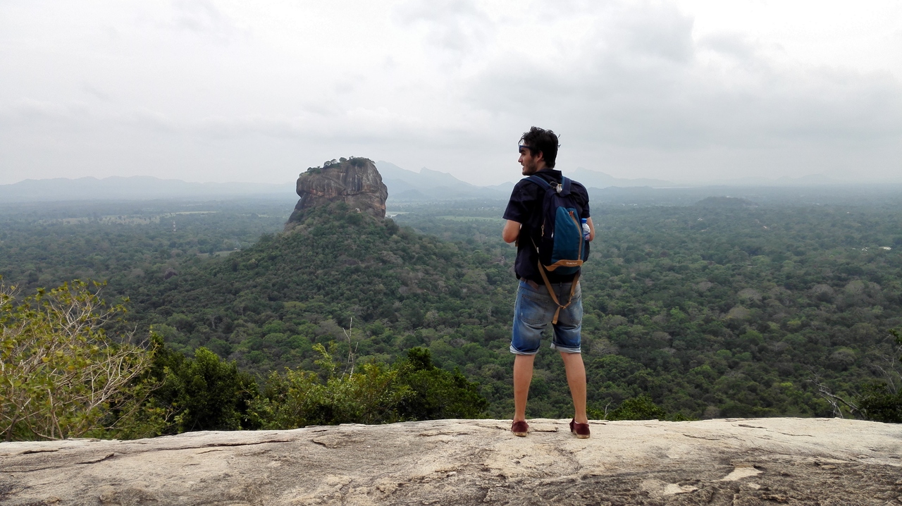 Top tip: Výhled na Sigiriya rock stojí v přepočtu přes 600 Kč. Když vylezete na skálu vedle na tzv. Cheap rock, tak zaplatíte 80 Kč a budete mít daleko hezčí výhled.